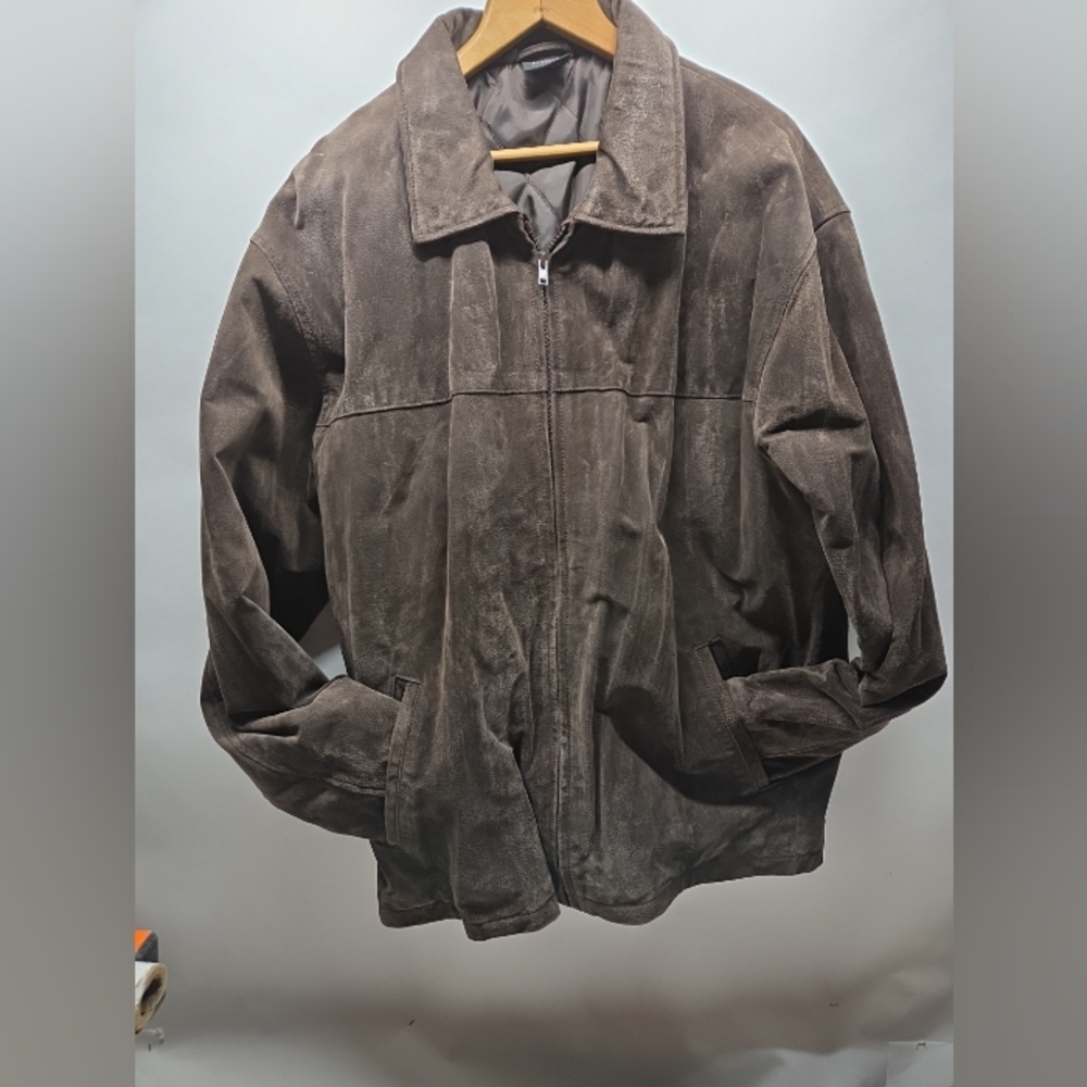 The Cambridge Classics Men's Brown Leather Jacket in size XL is a classic and st